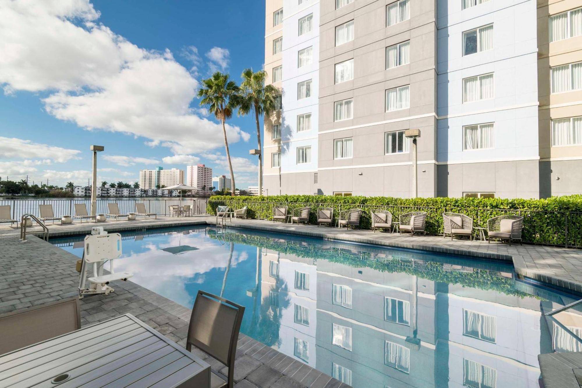 Homewood Suites Miami Airport/Blue Lagoon Exterior photo